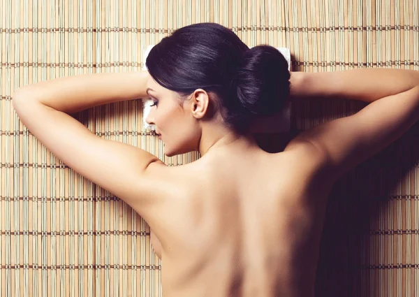 Spa masaj genç ve doğal bir kadın — Stok fotoğraf