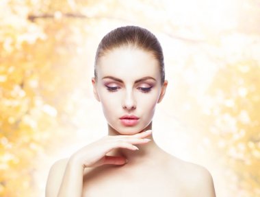 Genç ve güzel bir kadının portresi