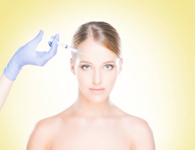 Kadının yüzü içine enjeksiyon yapma doktor