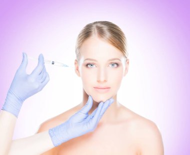 Kadının yüzü içine enjeksiyon yapma doktor