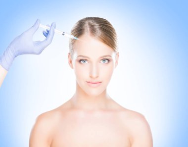 Kadının yüzü içine enjeksiyon yapma doktor