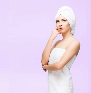 Havluya sarılı genç kadın