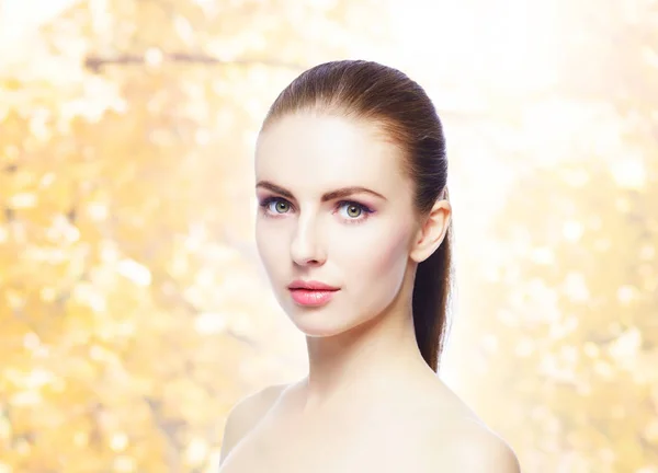 Portrait of young and beautiful woman — Stock Photo, Image