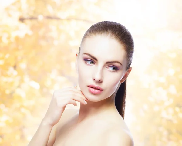 Portrait of young and beautiful woman — Stock Photo, Image