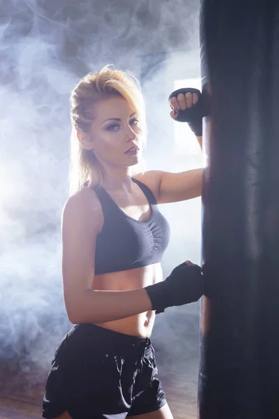 In forma donna a allenamento di kickboxing — Foto Stock