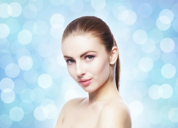 Portrait of young and beautiful woman — Stock Photo, Image