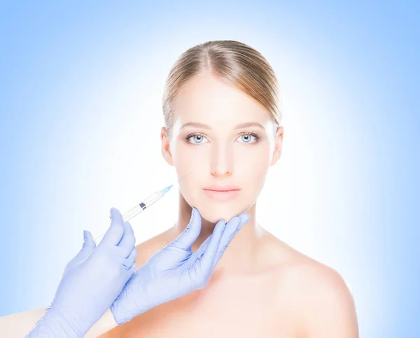 Médecin faisant injection dans le visage de la femme — Photo