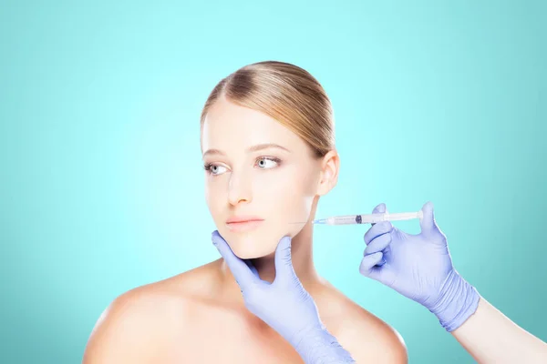 Médico fazendo injeção no rosto da mulher — Fotografia de Stock