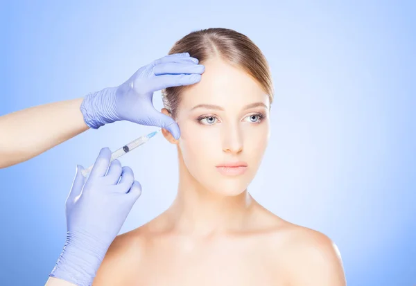 Médico fazendo injeção no rosto da mulher — Fotografia de Stock