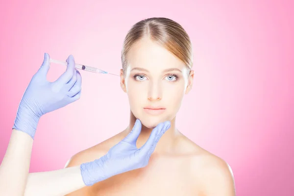 Medico facendo iniezione in faccia della donna — Foto Stock