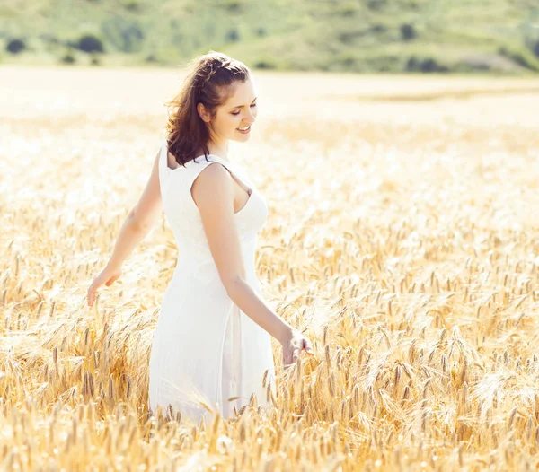 Çavdar alanındaki mutlu kadın