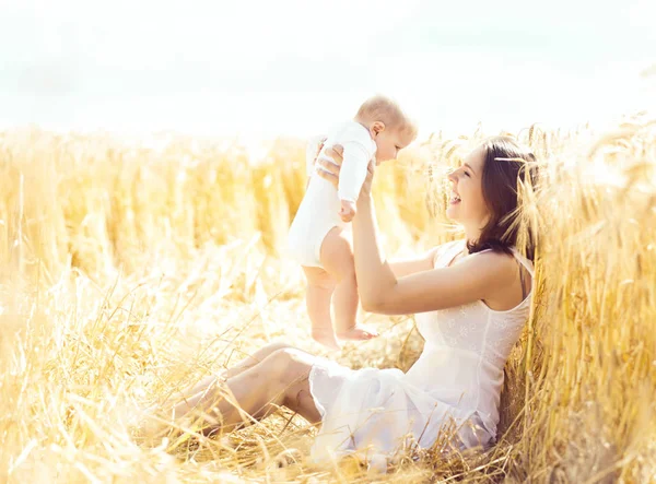 Vrouw met baby baby in veld — Stockfoto