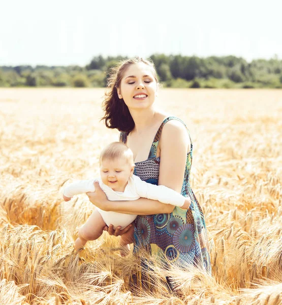 Žena s kojenecká baby v poli — Stock fotografie