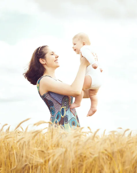 Женщина с младенцем в поле — стоковое фото