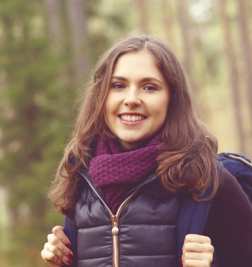 Ormanda yürüyen genç bir kadın 