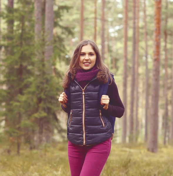 Молода жінка ходить в лісі — стокове фото