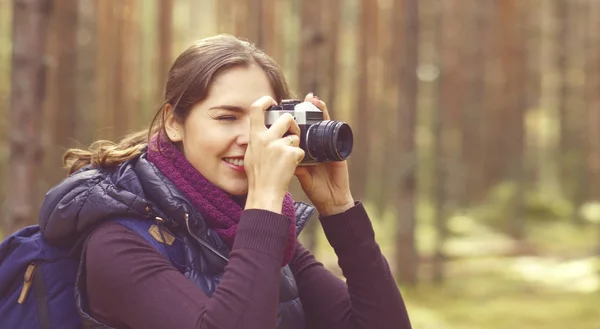 Kvinnan tar bilder i skogen — Stockfoto