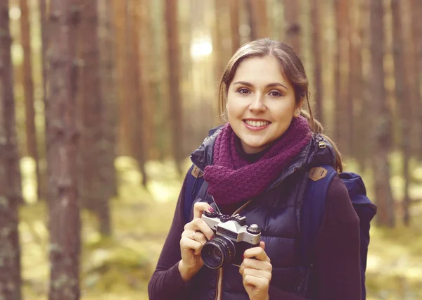 Mujer tomando fotos en el bosque —  Fotos de Stock