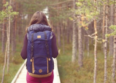 Ormanda yürüyen genç bir kadın 