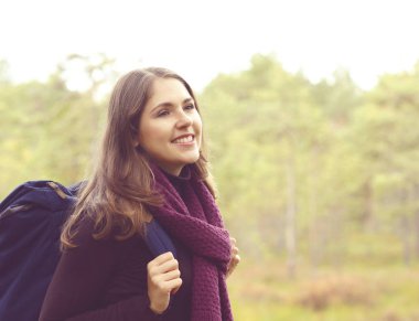 Ormanda yürüyen genç bir kadın 