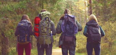  Genç arkadaşlar ormanda yürüyüş