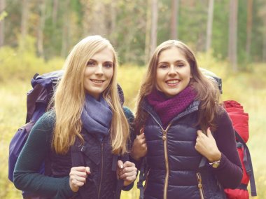 Genç kadın ormanda yürüyüş