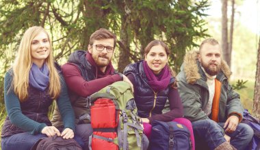 Arkadaş grubu ormanda kamp sırt çantaları 