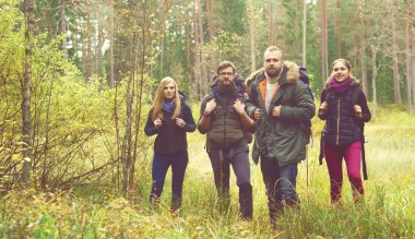  Genç arkadaşlar ormanda yürüyüş