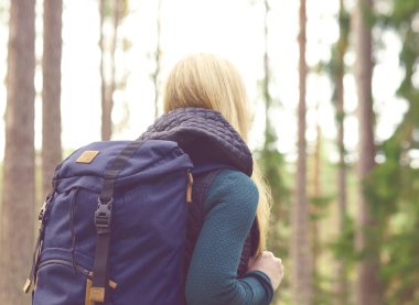 Ormanda yürüyen genç bir kadın 