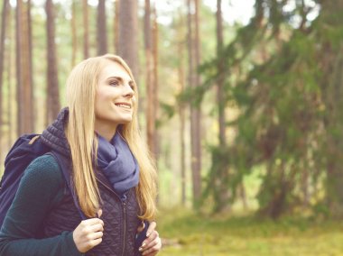 Ormanda yürüyen genç bir kadın 