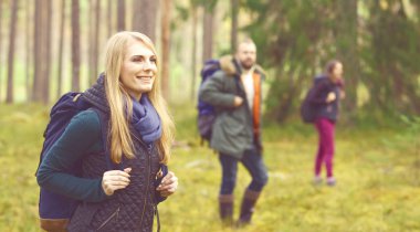  Genç arkadaşlar ormanda yürüyüş