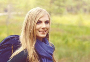 Ormanda yürüyen genç bir kadın 