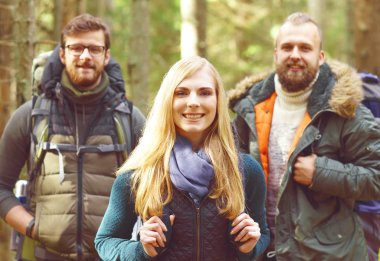  Genç arkadaşlar ormanda hiking