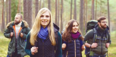  Genç arkadaşlar ormanda yürüyüş