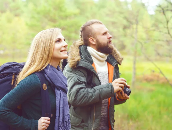 Par promenader i skogen och ta bilder — Stockfoto