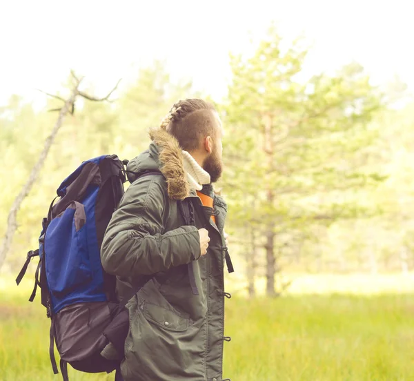 Joven senderismo en el bosque — Foto de Stock