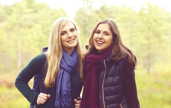 Jovens mulheres caminhando na floresta — Fotografia de Stock