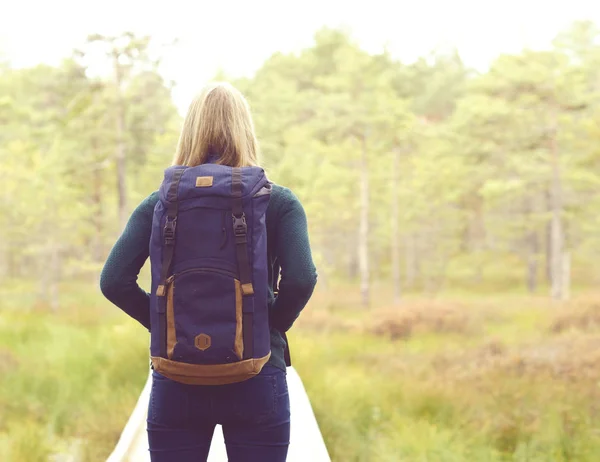 Jonge vrouw die in het bos loopt — Stockfoto