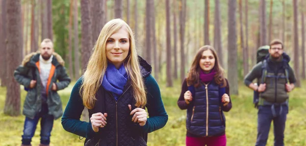 Unga vänner promenader i skogen — Stockfoto