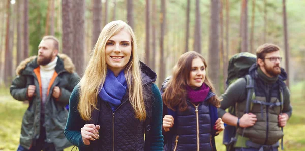  Genç arkadaşlar ormanda yürüyüş