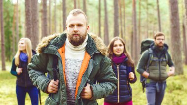  Genç arkadaşlar ormanda yürüyüş