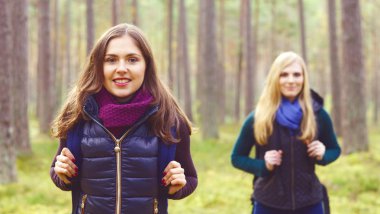 Genç kadın ormanda yürüyüş