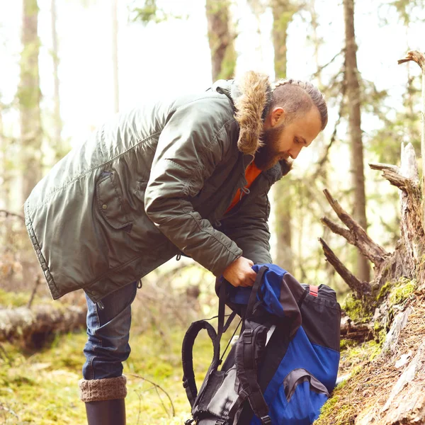 Young man hiking in forest — Stock Photo, Image
