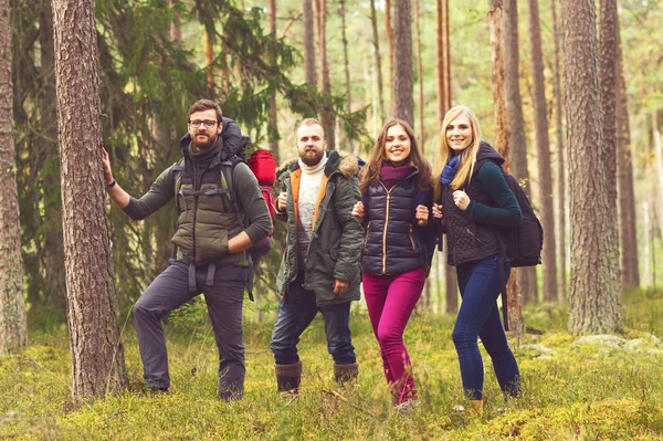 Mladí přátelé, Turistika v lese — Stock fotografie