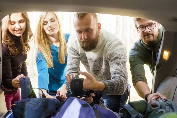 Amigos tirando mochilas do carro — Fotografia de Stock