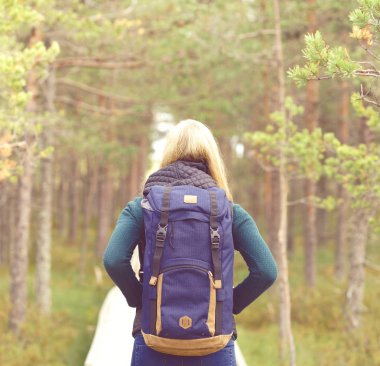 Ormanda yürüyen genç bir kadın 