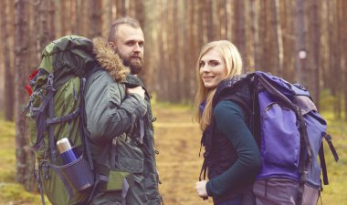  Genç arkadaşlar ormanda yürüyüş