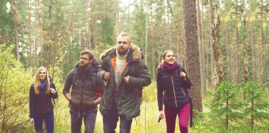  Genç arkadaşlar ormanda yürüyüş