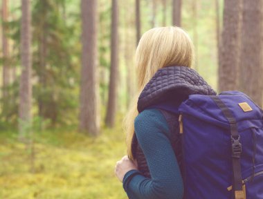 Ormanda yürüyen genç bir kadın 