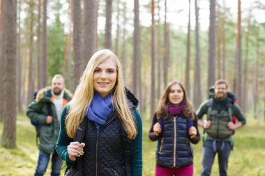  Genç arkadaşlar ormanda yürüyüş